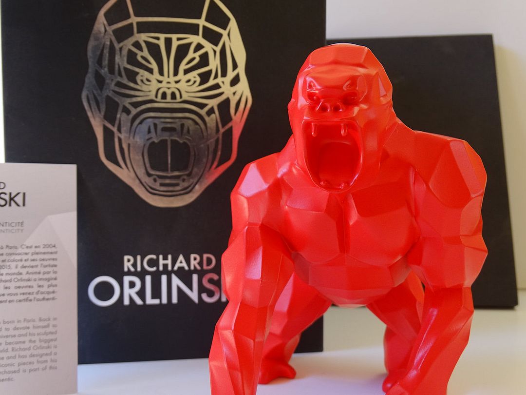 Richard Orlinski Kong Origine Rouge Mat sculpture en résine Conception : résine Dimensions : 13 x 11 x 8 cm Excellent état Boîte d&rsquo;origine. Année 2024 Certificat Orlinski Expédition obligatoire, jusqu&rsquo;à 5 Lithographies dans votre colis pour 14,76€ TTC en France Métropolitaine, et 29,64€ TTC pour l&rsquo;Europe