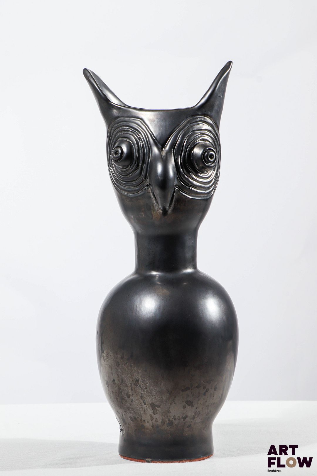JEAN MARAIS Vase figurant une chouette en terre cuite à glaçure noire. Signé. H. 31 cm Très bon état général.