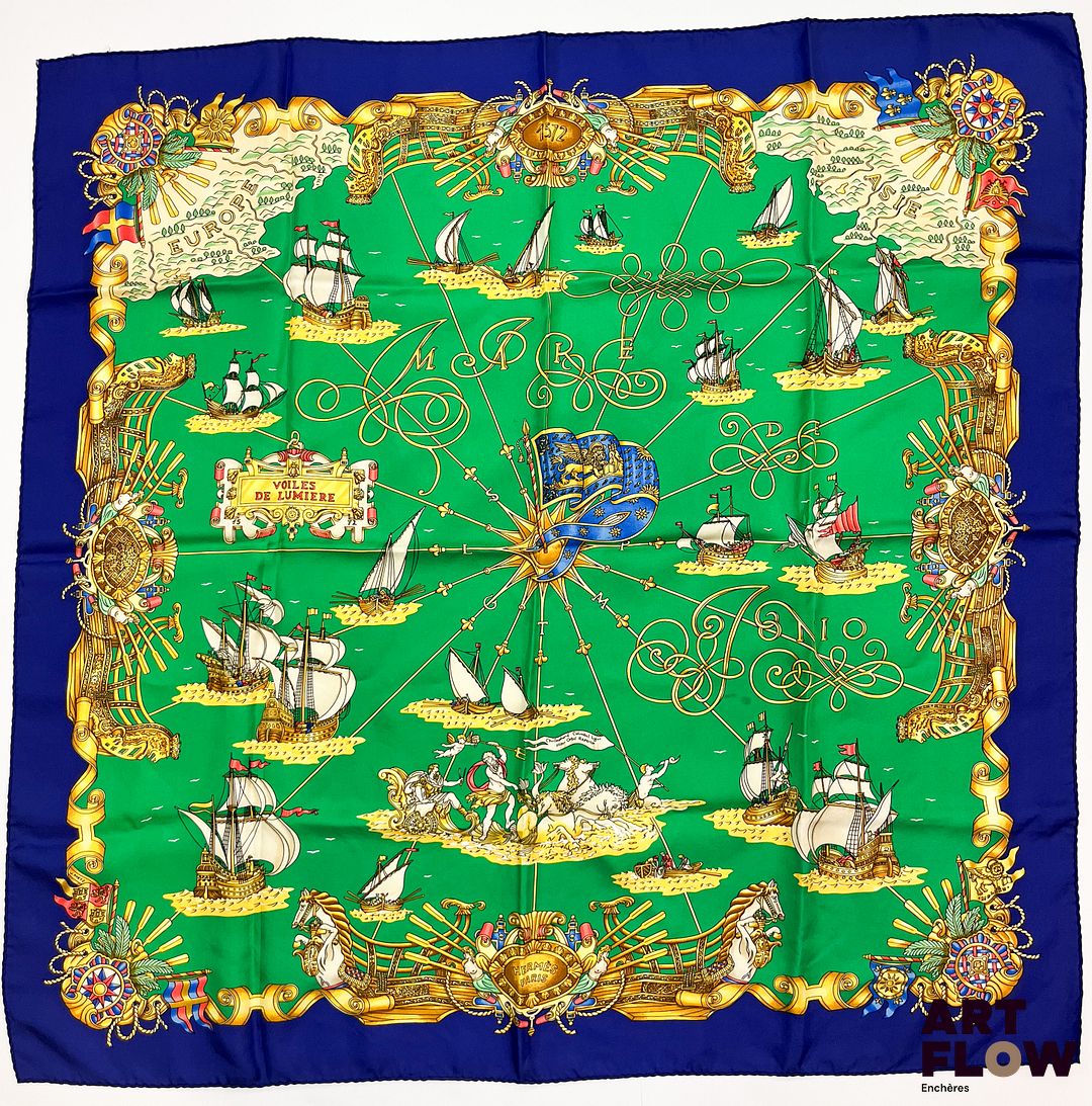 HERMÈS Paris Modèle Voiles de lumière d'après un dessin de Joachim Metz. Carré en twill de soie dans les tons verts et bleus Dimensions : 90 x 90 cm Bon état général malgré quelques petites tâches Bibliographie : Genevieve Fontan, Carrés d'art, Dictionnaire illustré des carrés Hermès valeur, 2025
