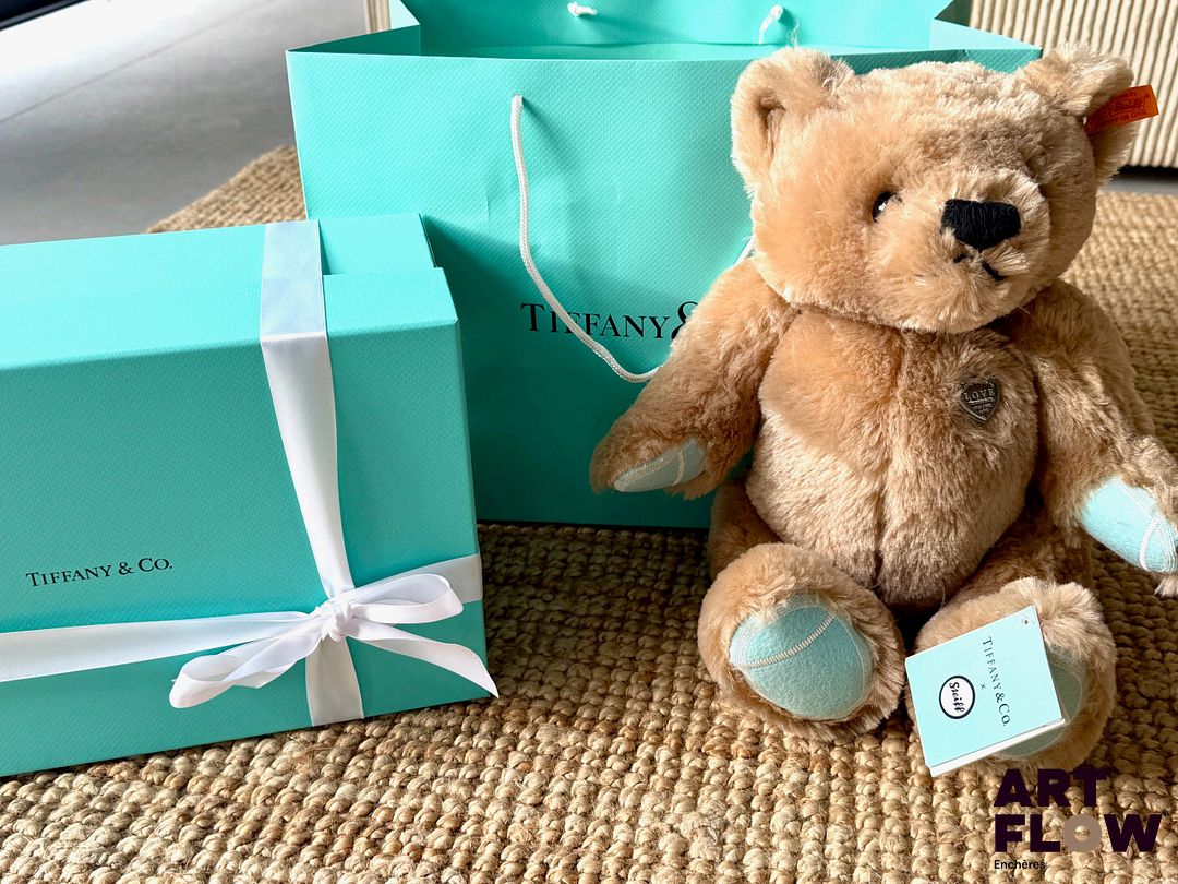 Tiffany & Co Ours en peluche collector, dans sa boîte. Made by Steiff État comme neuf - Jamais utilisé Hauteur 40 cm environ - Expédition obligatoire.