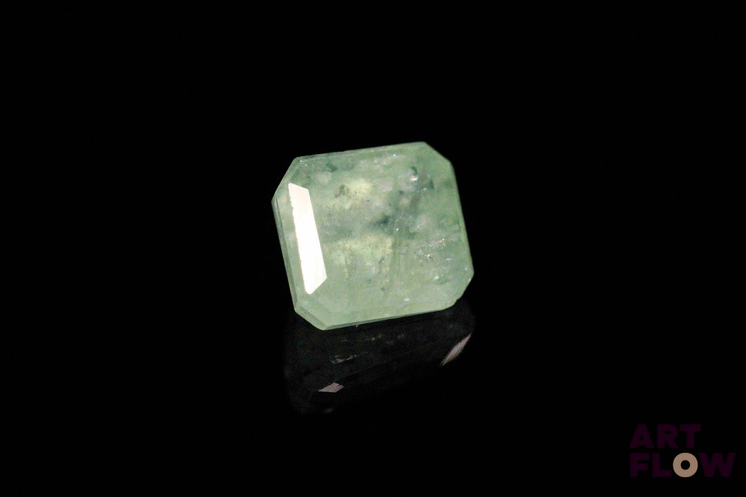 Émeraude pâle rectangulaire à pans coupés. Jolie couleur, jardins. 4.22 cts. 9.4mm x 8.6mm