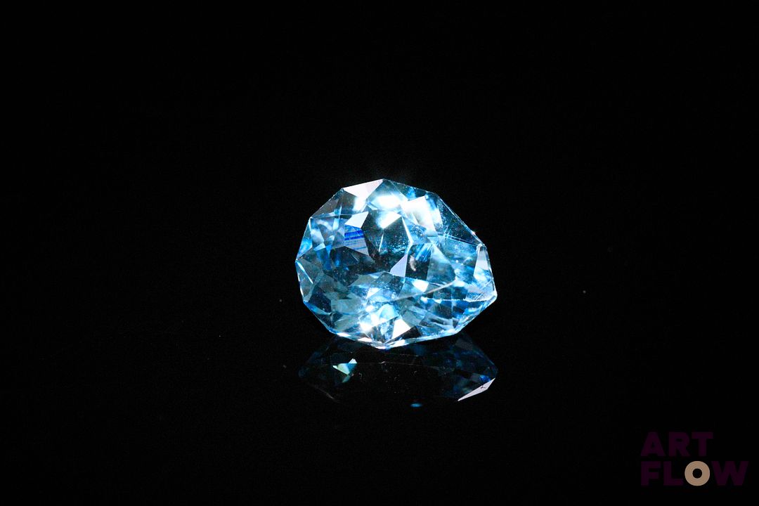 Topaze bleue poire. 4.32 cts. 11.3mm x 9.2mm