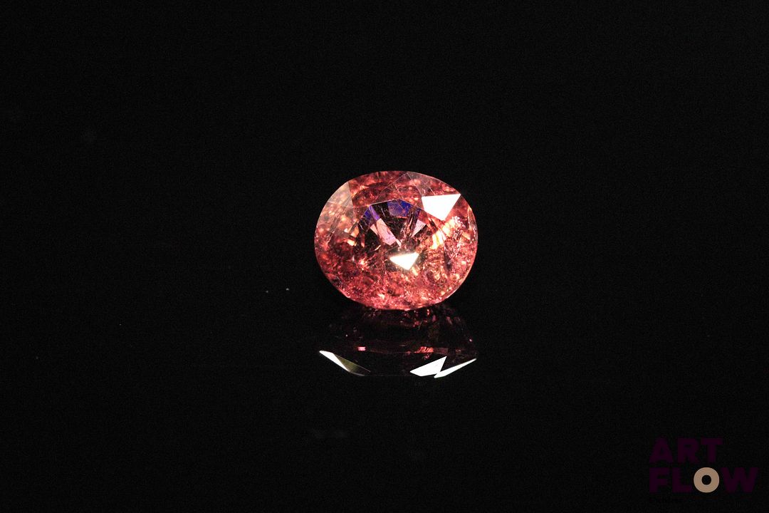 Tourmaline rose ovale. Très belle couleur, inclusions. 2.68 cts. 8.8mm x 8.0mm