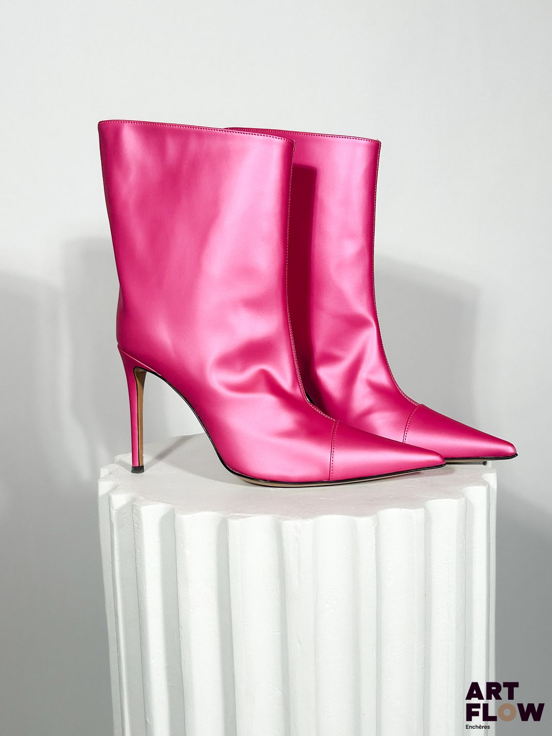 ALEXANDRE VAUTHIER Paire de bottines rose fuschia à fini satiné Pointure 37 Quelques traces (voir photos) Prix boutique initial : 750 €