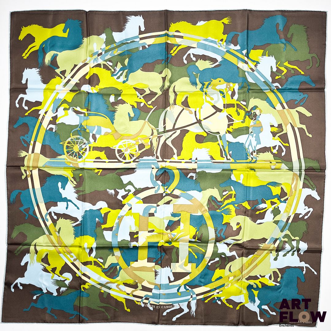 HERMES Modèle "Ex Libris en camouflage" Carré en twill de soie dessiné par Benoît-Pierre Emery. 90 x 90 cm