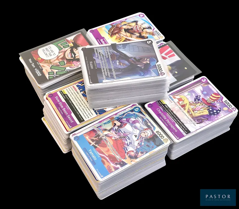 Ensemble d’environ 1400 cartes One Piece. De séries diverses allant de OP01 (Romance Dawn) à OP13 (Carrying on his Will).
Cartes en état global Excellent, en anglais. - TVA Récupérable
