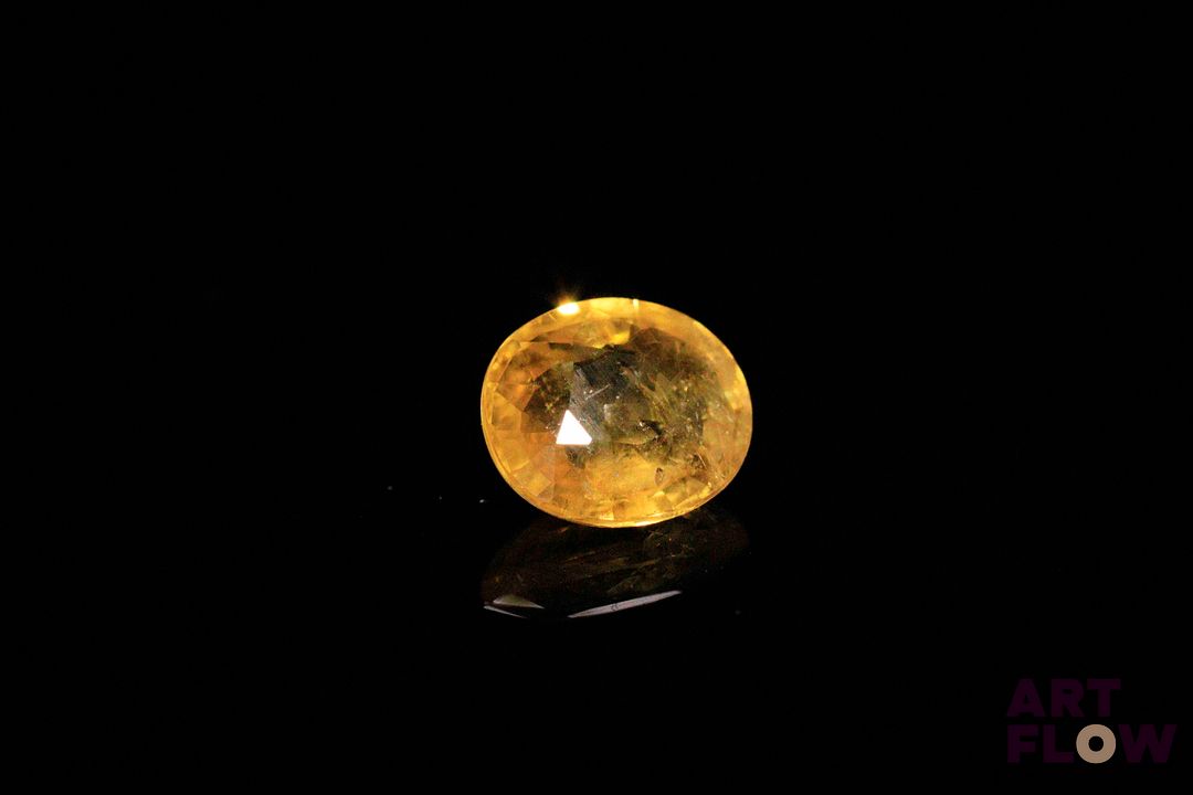 Saphir miel ovale. Très belle couleur, givres. 3.30 cts. 9.6mm x 8.3mm