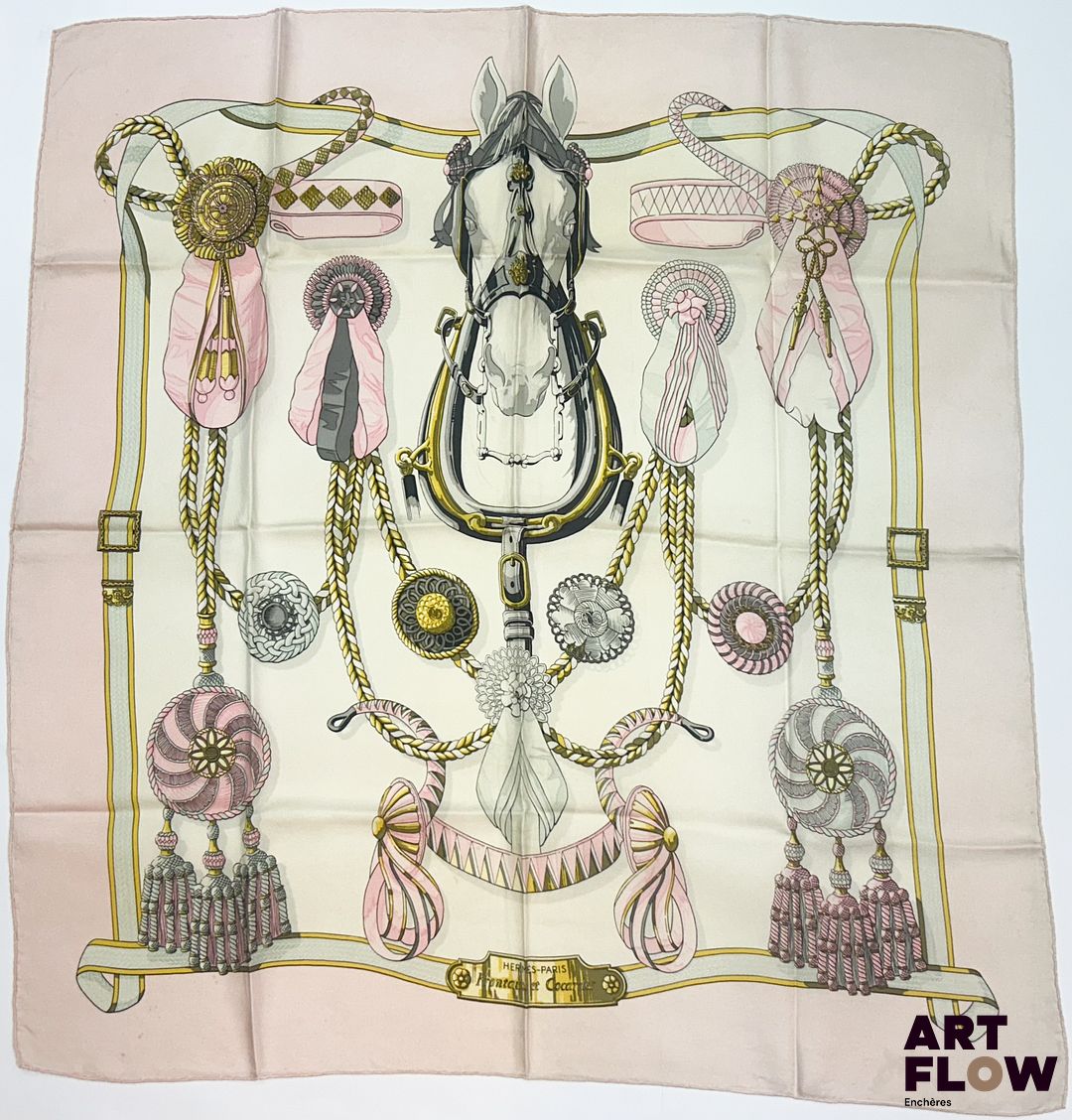 HERMÈS Modèle "Frontaux et Cocardes " Carré en twill de soie d'après Cathy LATHAM 90 x 90 cm Bon étta général malgré quelques taches