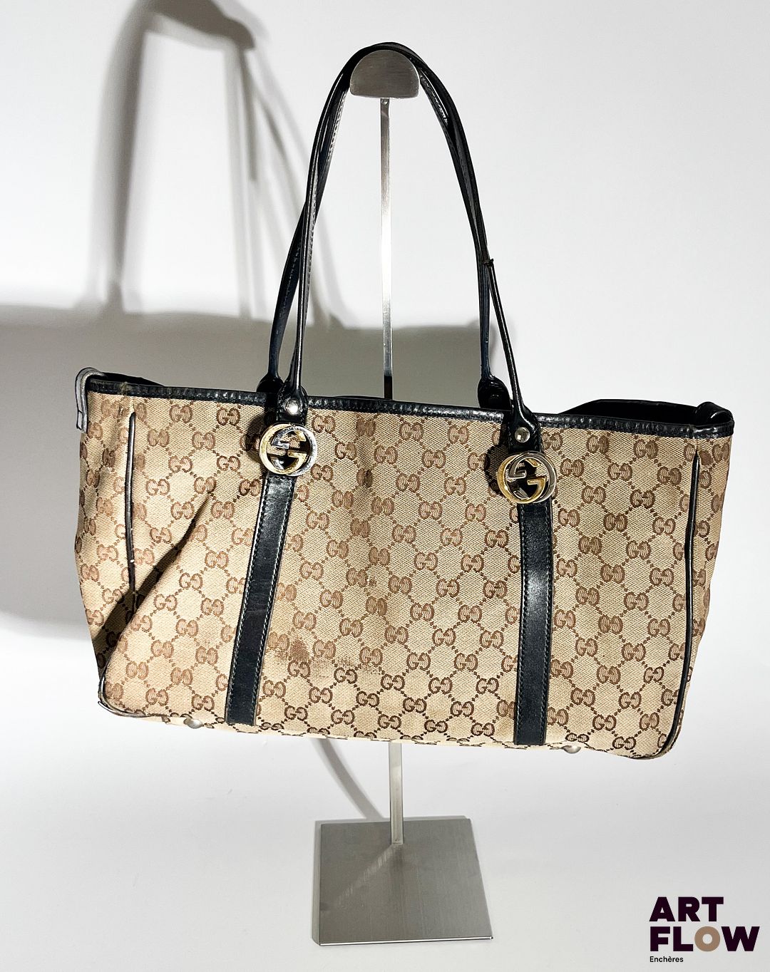 GUCCI Sac à main en toile GG Supreme, bijouterie en métal doré et argenté. Dimensions : H. 22 x L. 34 cm Tâches