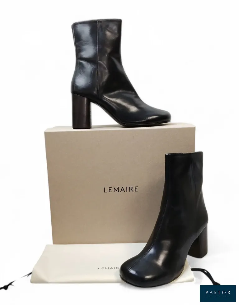 LEMAIRE. Paire de bottines à bout rond "Anatomic Boots 80" en cuir brillant noir, talons hauts de 8 cm, P.38. NEUVE avec boîte et dust-bag - TVA Récupérable
