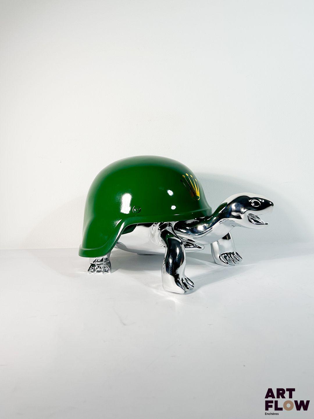 The Nineties "The Rolex Turtle" Sculpture Pop Art en résine chromée. Edition limitée, numérotée 2/2, signée, avec certificat d’authenticité. Dimensions : L 40 x l 20 x H 20 cm