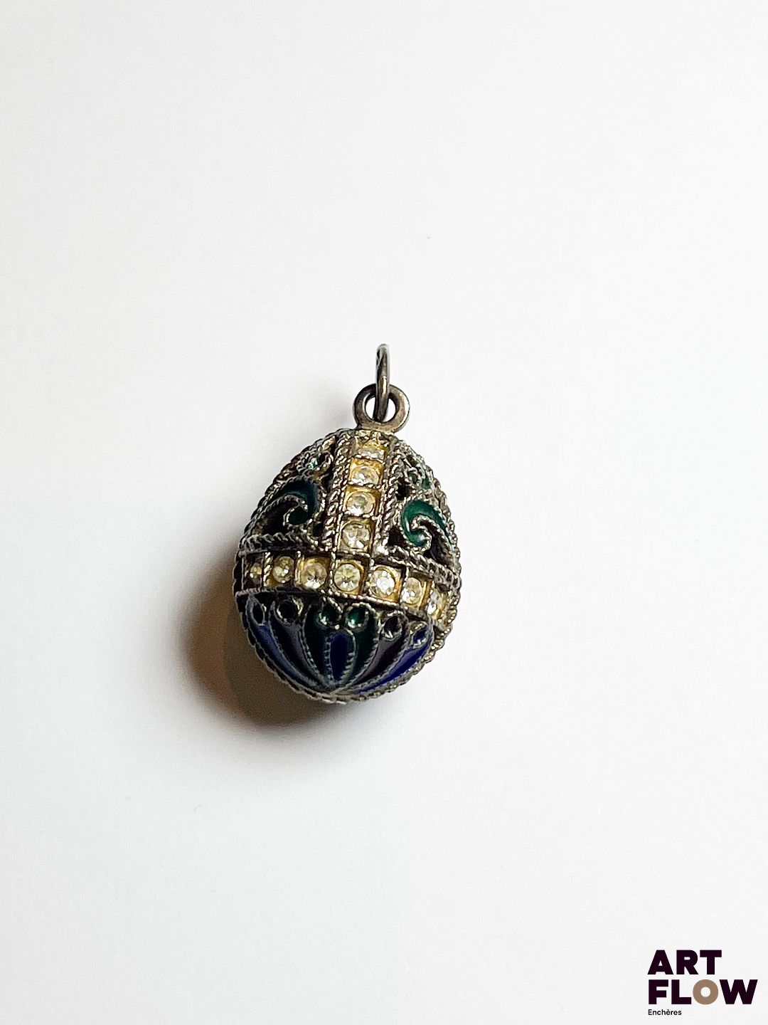 Pendentif en agrent 925/°° formantun oeuf, à décor émaillé polychrome et pierres d'imitation Poids brut : 9,48 gr