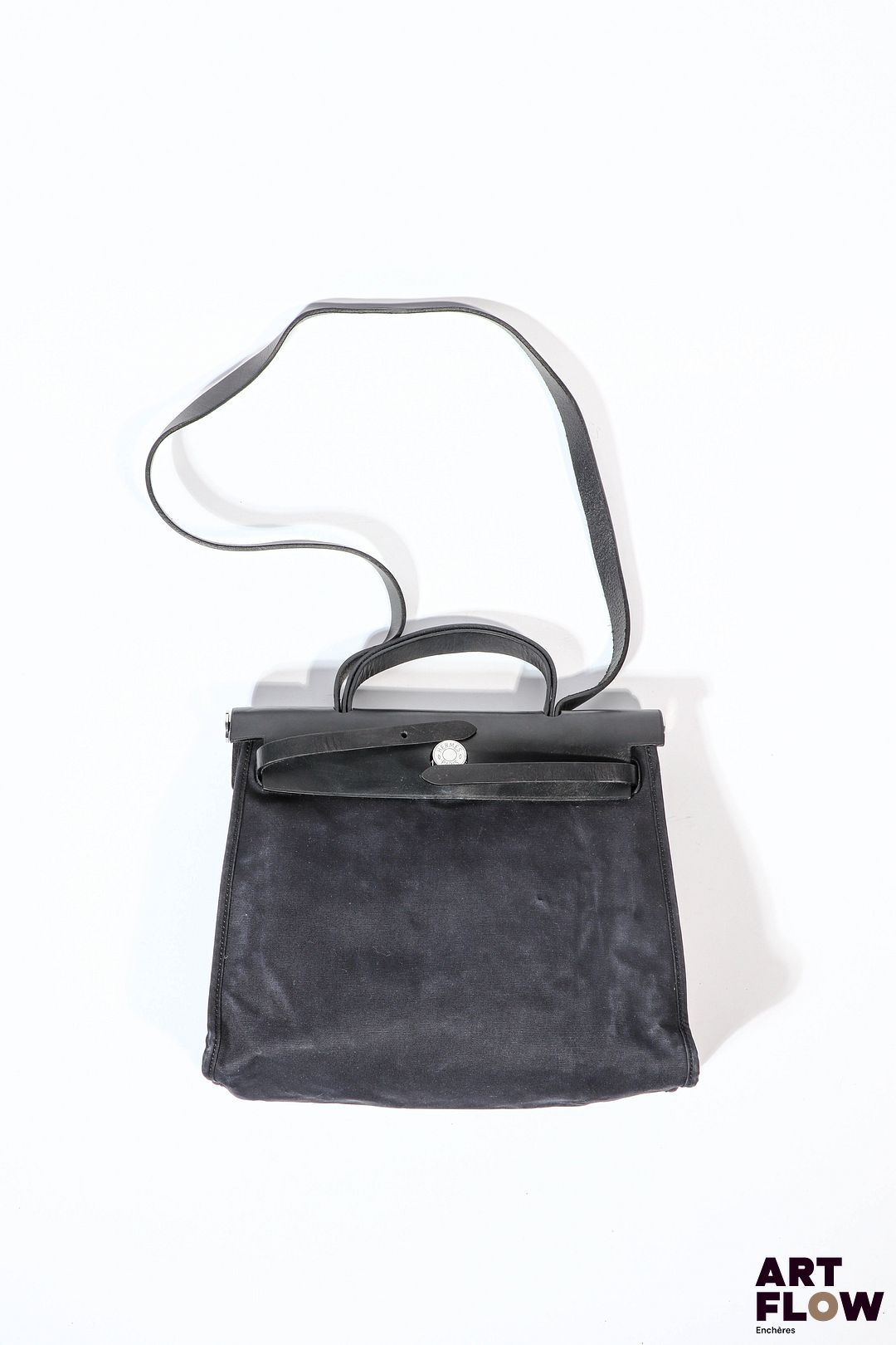 HERMÈS Sac modèle Herbag Toile officier et cuir vache naturelle noire, agréments en métal palladié, fermoir Clou de Selle et zippée au dos, garniture intérieure en toile noire 2017 24 x 29 x 10 cm Bon état général malgré quelques usures (tissu légèrement décoloré par endroit)