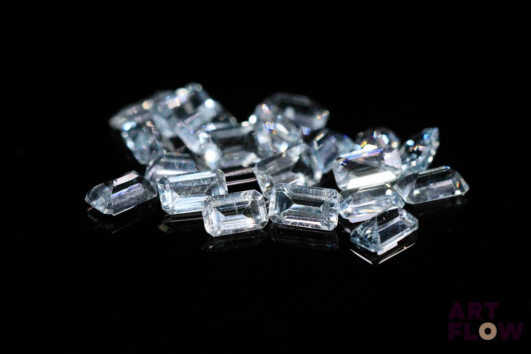 Vingt aigue-marines rectangulaires à pans coupés. 4.93 cts. Dims. moy.: 5.0mm x 3.0mm