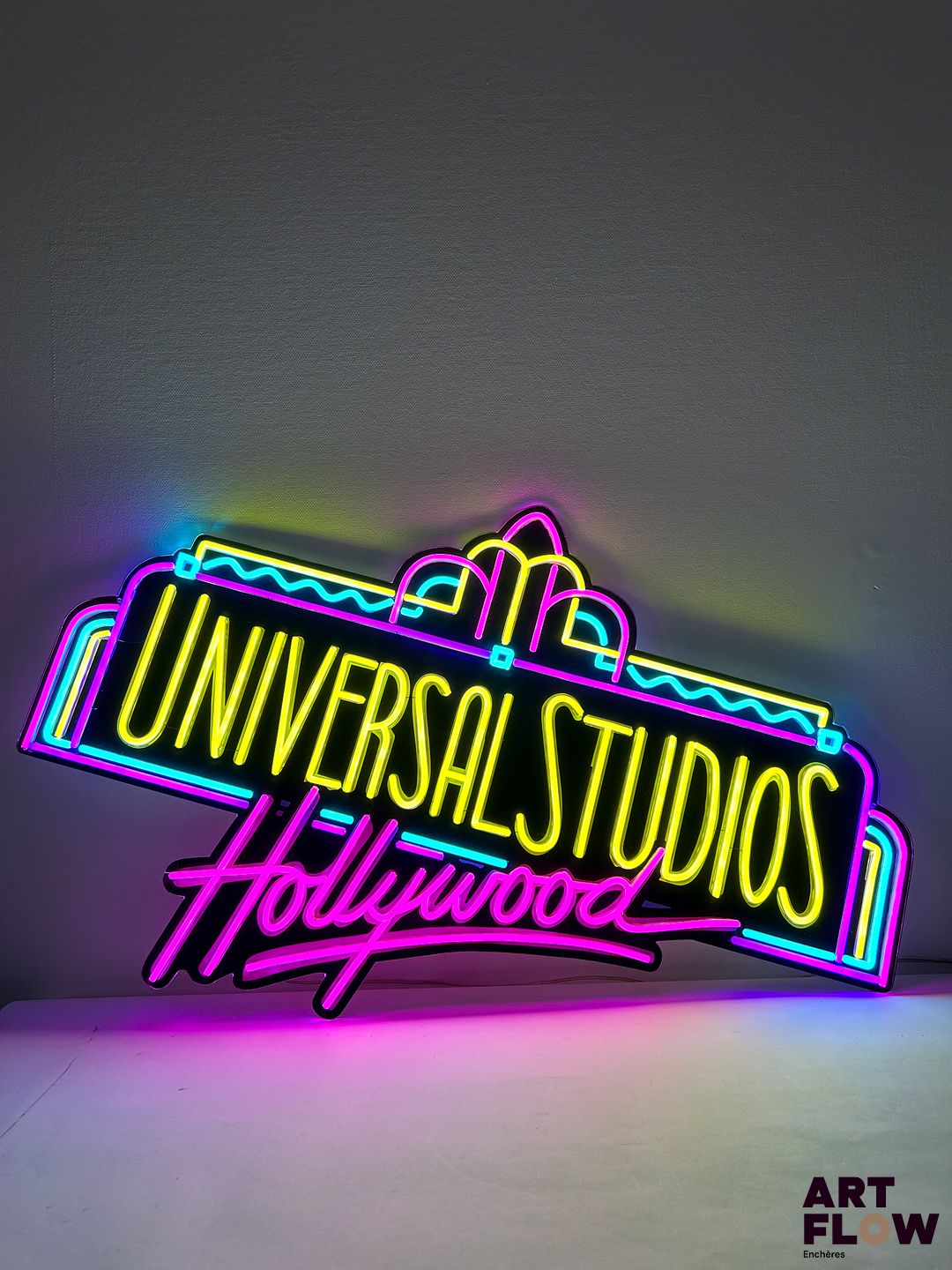 Enseigne neon géant Universal Studio Hollywood Dimensions : 63 x 100 cm Fonctionnelle (fissure dans la longueur)