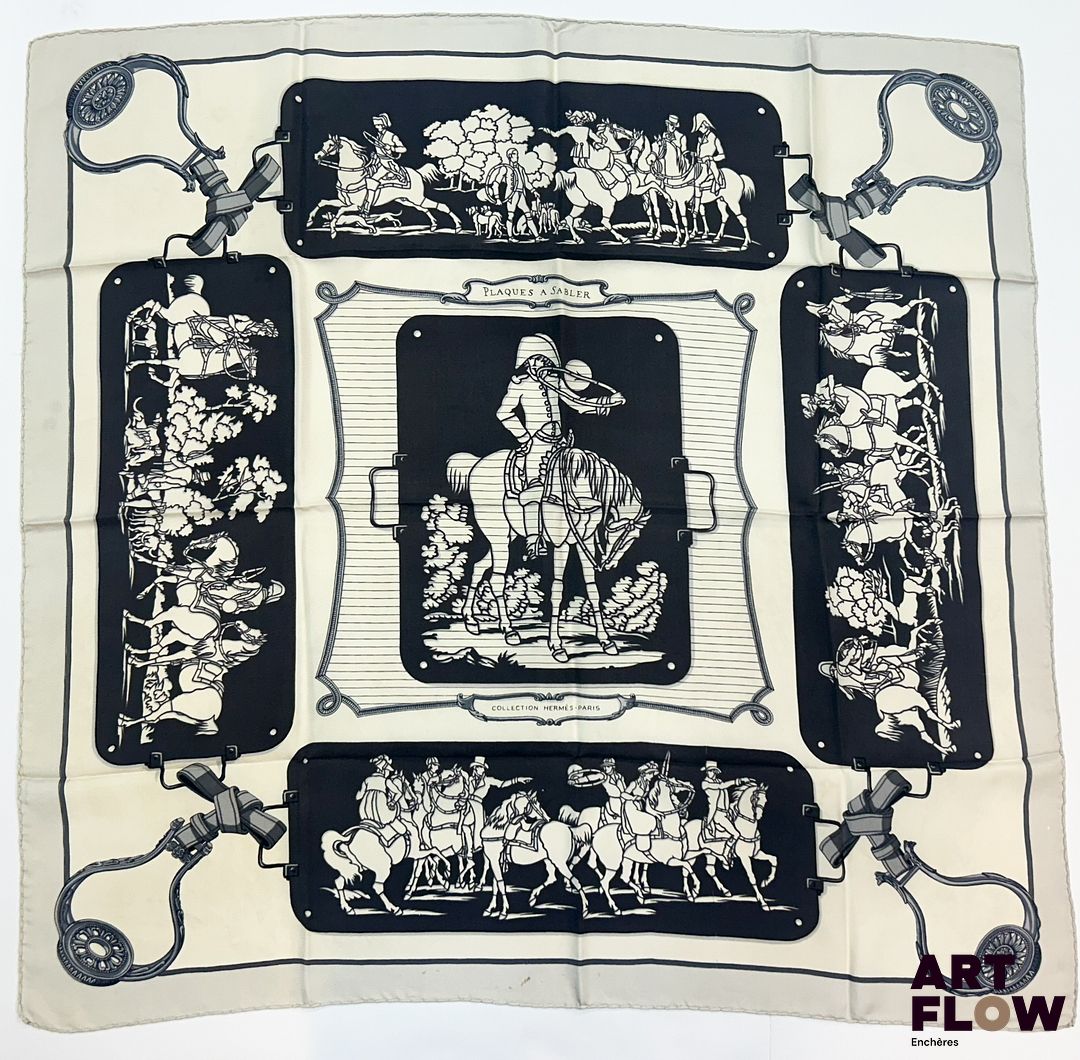 HERMÈS Modèle "Plaques à Sabler" Carré en twill de soie d'après Hugo GRYGKAR 90 x 90 cm Usures conformes à l'âge de la pièce (petites taches et fils tirés)