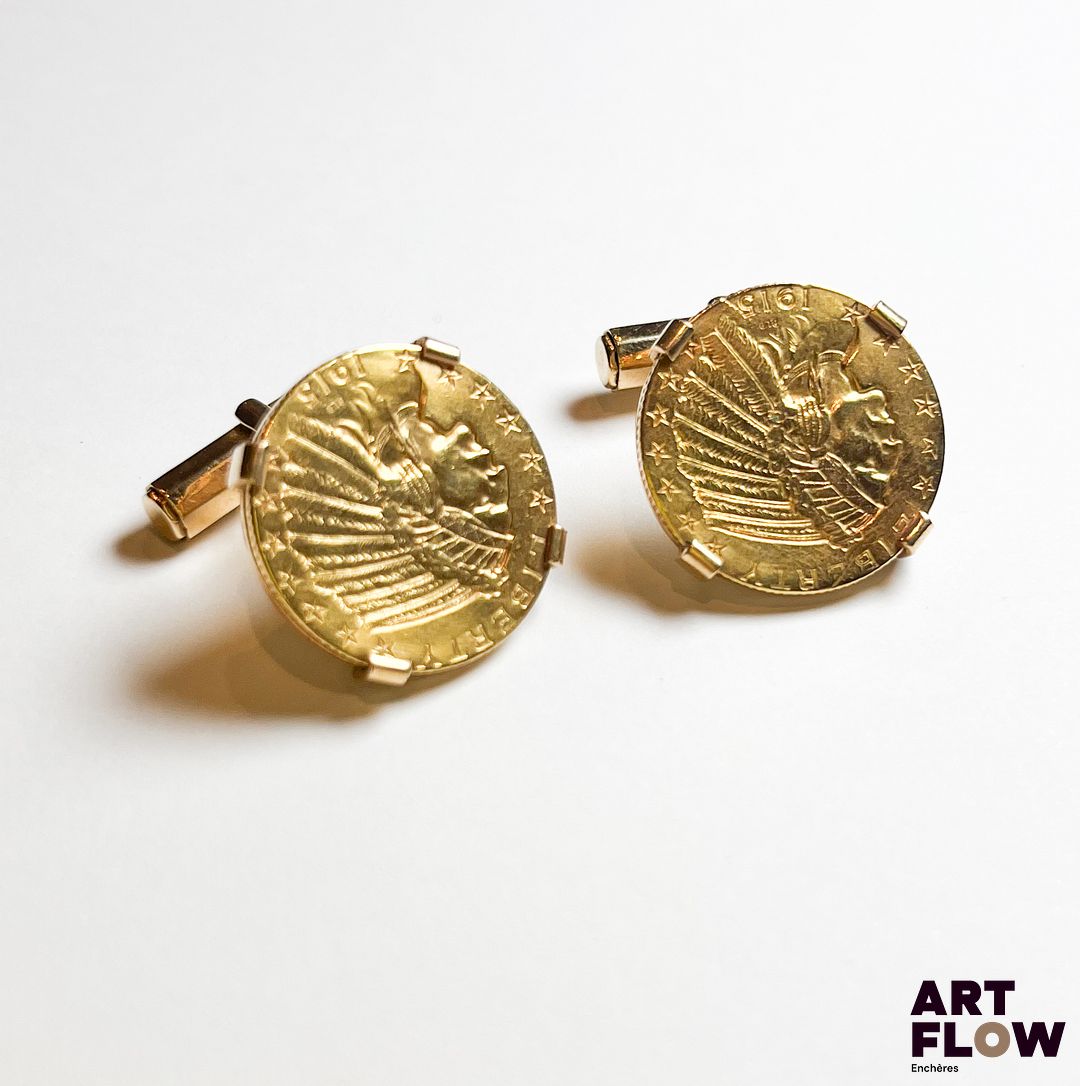 Paire de boutons de manchette en or jaune 750/°° ornés chacun d'une pièce de 5 Dollars américains 1915 Poids : 27,56 gr