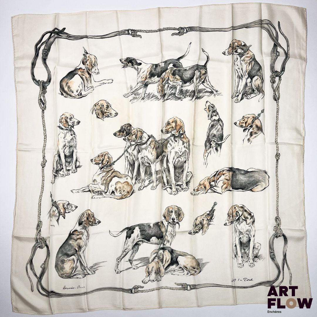 HERMÈS Paris Modèle Chiens de meute Carré en twill de soie dessiné par Xavier de PORET 90 x 90 cm Petites tâches et petites traces.