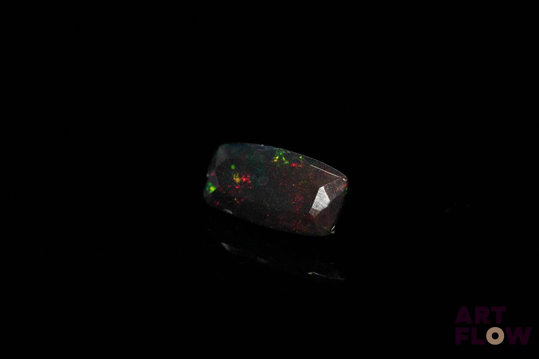 Opale facettée noire coussin. Jolie éclats de couleur. 1.30 ct. 11.6mm x 6.1mm