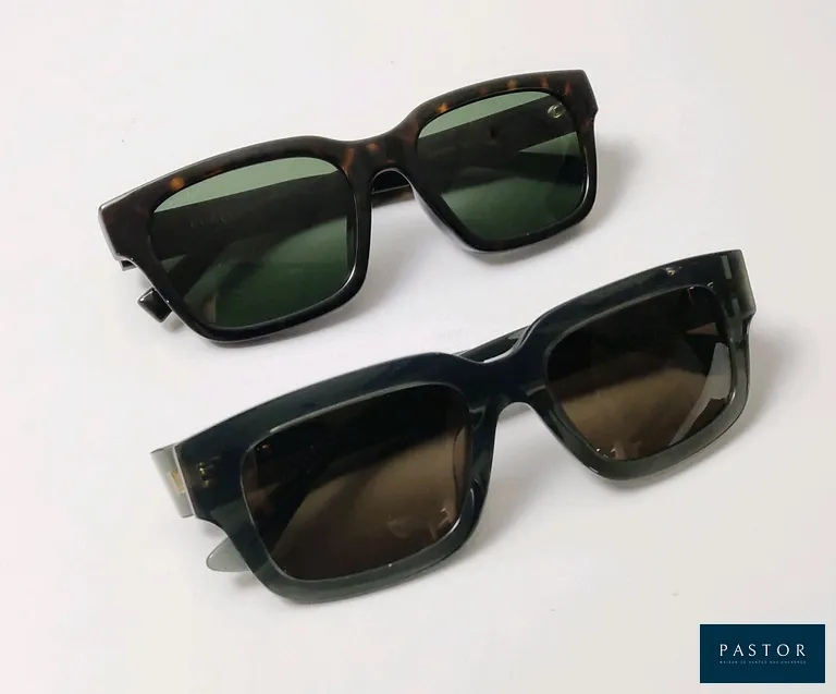 BOTTEGA VENETA + GUCCI. Lot composé de deux paires de lunettes de soleil comprenant un modèle Bottega Veneta "BV1359SA" en acétate gris fumé, et un modèle Gucci "GG1857SK" coloris écaille de tortue. NEUVES sans boite - TVA Récupérable