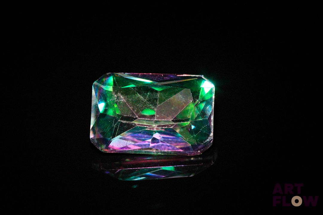 Topaze «Mystique» rectangulaire. Traitement de surface. 4.66 cts. 14.0mm x 10.0mm