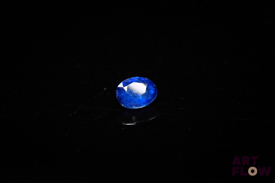 Saphir ovale. Jolie couleur, inclusions. 0.88 ct. 6.0mm x 4.5mm