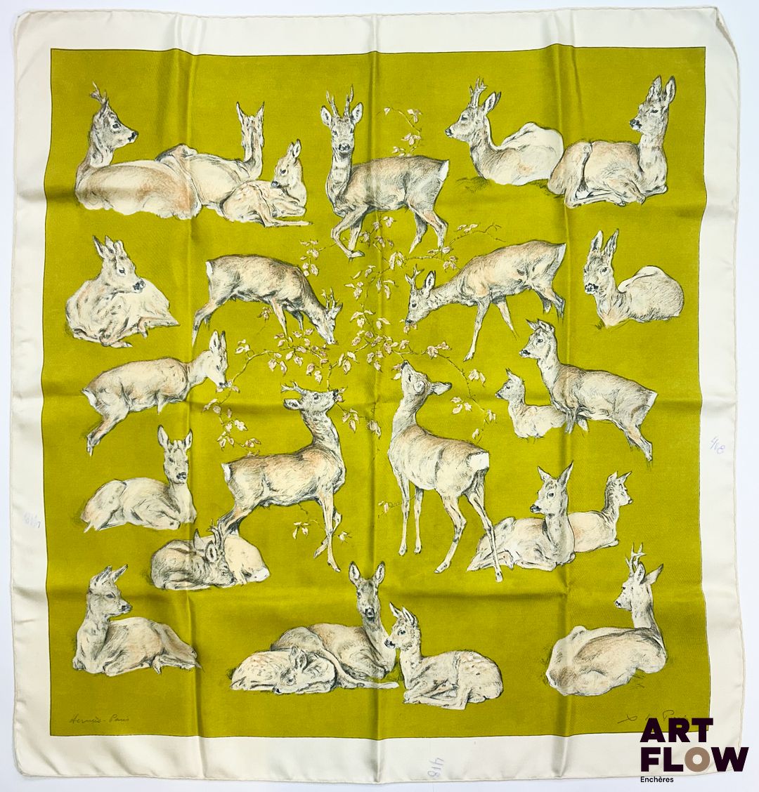 HERMÈS Modèle "Les Biches" d'après un dessin de Xavier DE PORET Carré en twill de soie à bordure beige 90 x 90 cm 1ère édition 1957 En l'état. Déchirure dans le bord, usures et tache, traces de bic en bordures. Avec boîte Bibliographie : Genevieve Fontan, Carrés d'art, Dictionnaire illustré des carrés Hermès valeur, 2025, p. 53