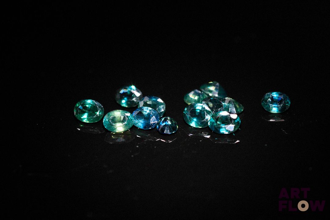 Treize saphirs ovales. 3.04 cts. Dims. moy.: 4.0mm x 3.0mm