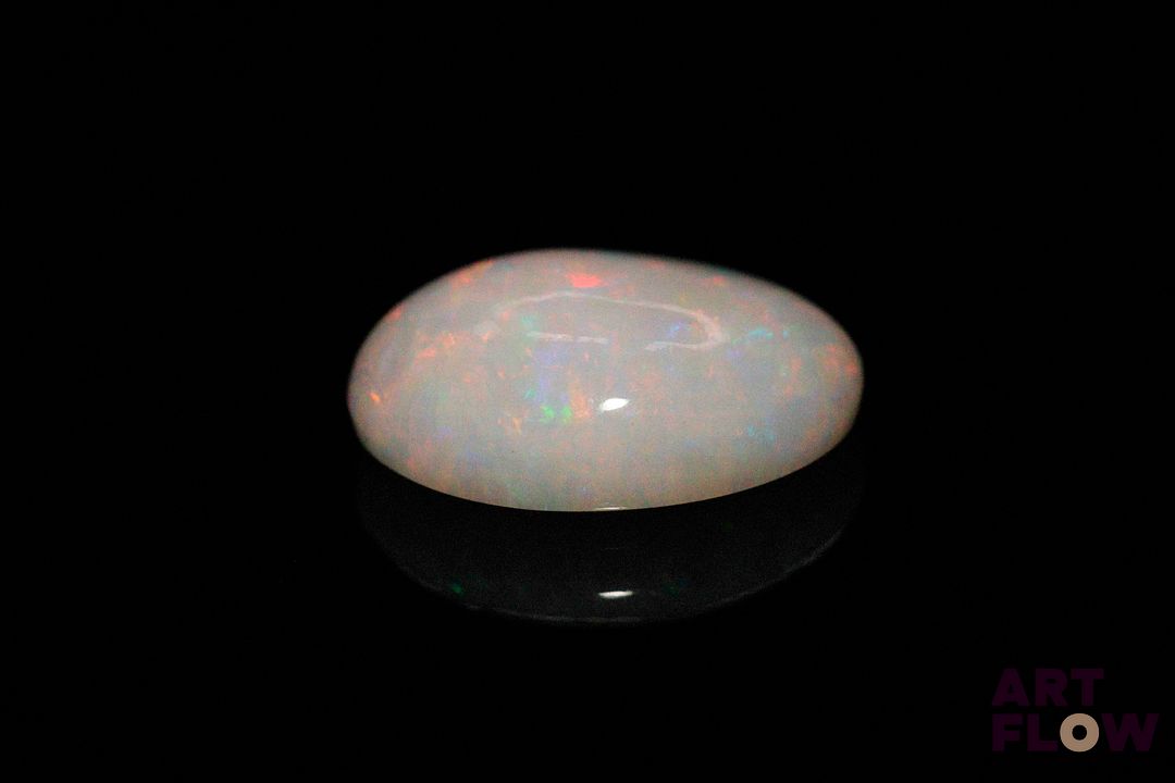 Importante opale blanche cabochon ovale. Très belle couleur, beaux éclats de couleur. 5.74 cts. 17.0mm x 12.0mm