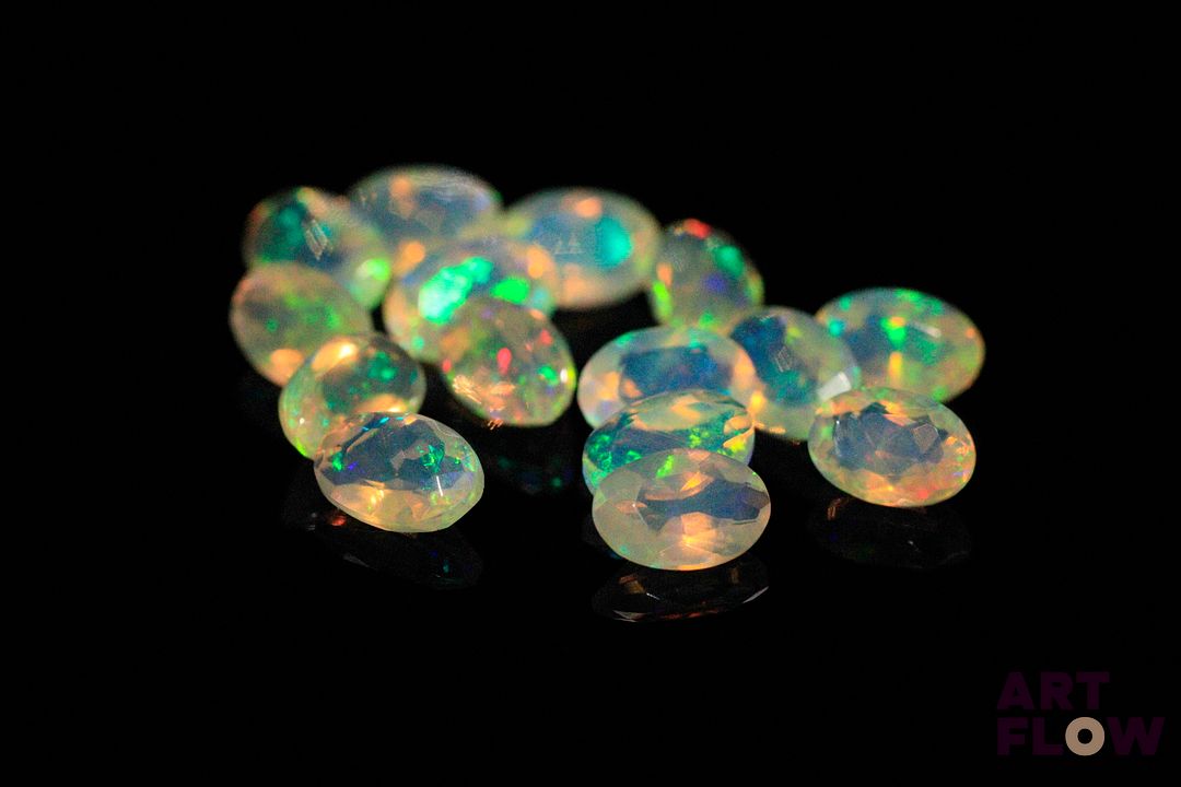Quinze opales facettées blanches ovales. Beaux éclats de couleur. 4.97 cts. Dims. moy.: 6.0mm x 4.0mm