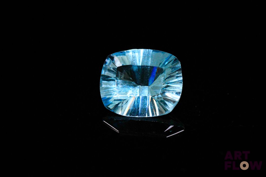 Topaze coussin concave. Très belle couleur. 5.91 cts. 12.5mm x 10.5mm