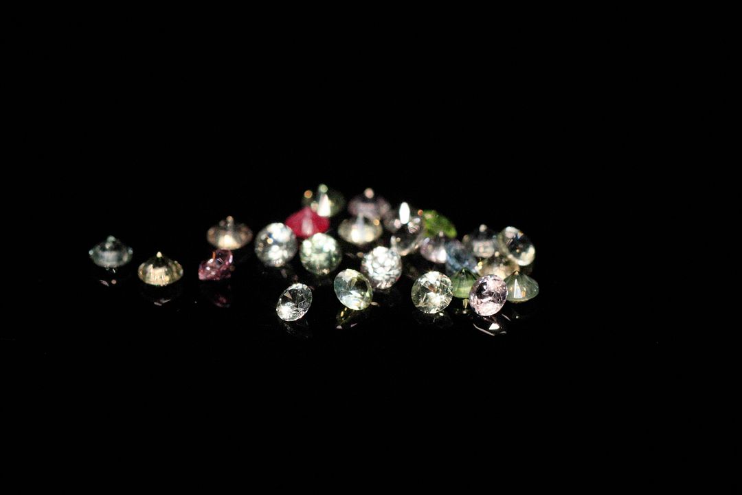 Vingt-cinq saphirs multicolores ronds. Jolie couleur. 1.99 ct. Diam. moy.: 2.5mm