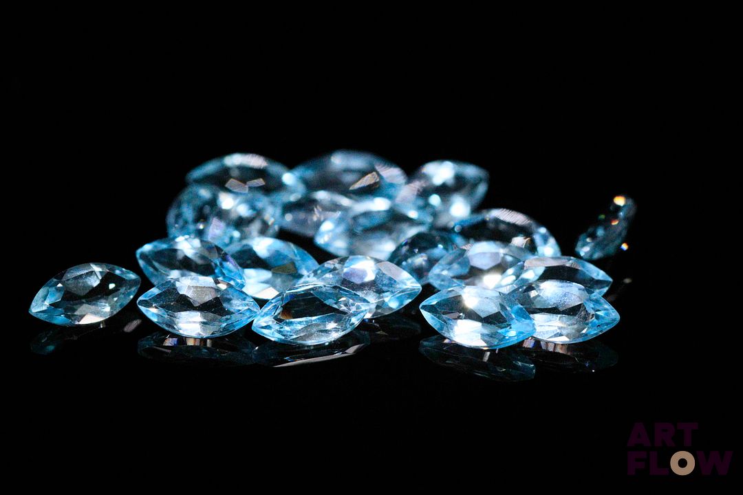 Vingt topazes navettes. 12.74 cts. Dims. moy.: 8.0mm x 4.0mm