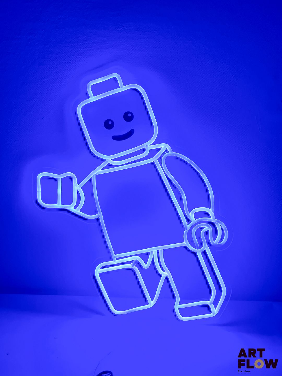 Enseigne lumineuse publicitaire sur plexiglas Lego. Dimensions : 53 x 35 cm Fonctionnelle - État général excellent. Fourni avec son alimentation murale.
