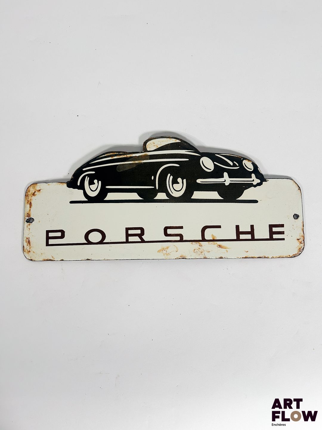 Plaque émaillée Porsche représentant une Porsche 356 Dimensions : 15,5 x 34,5 cm Petits éclats et traces de rouille Reproduction moderne