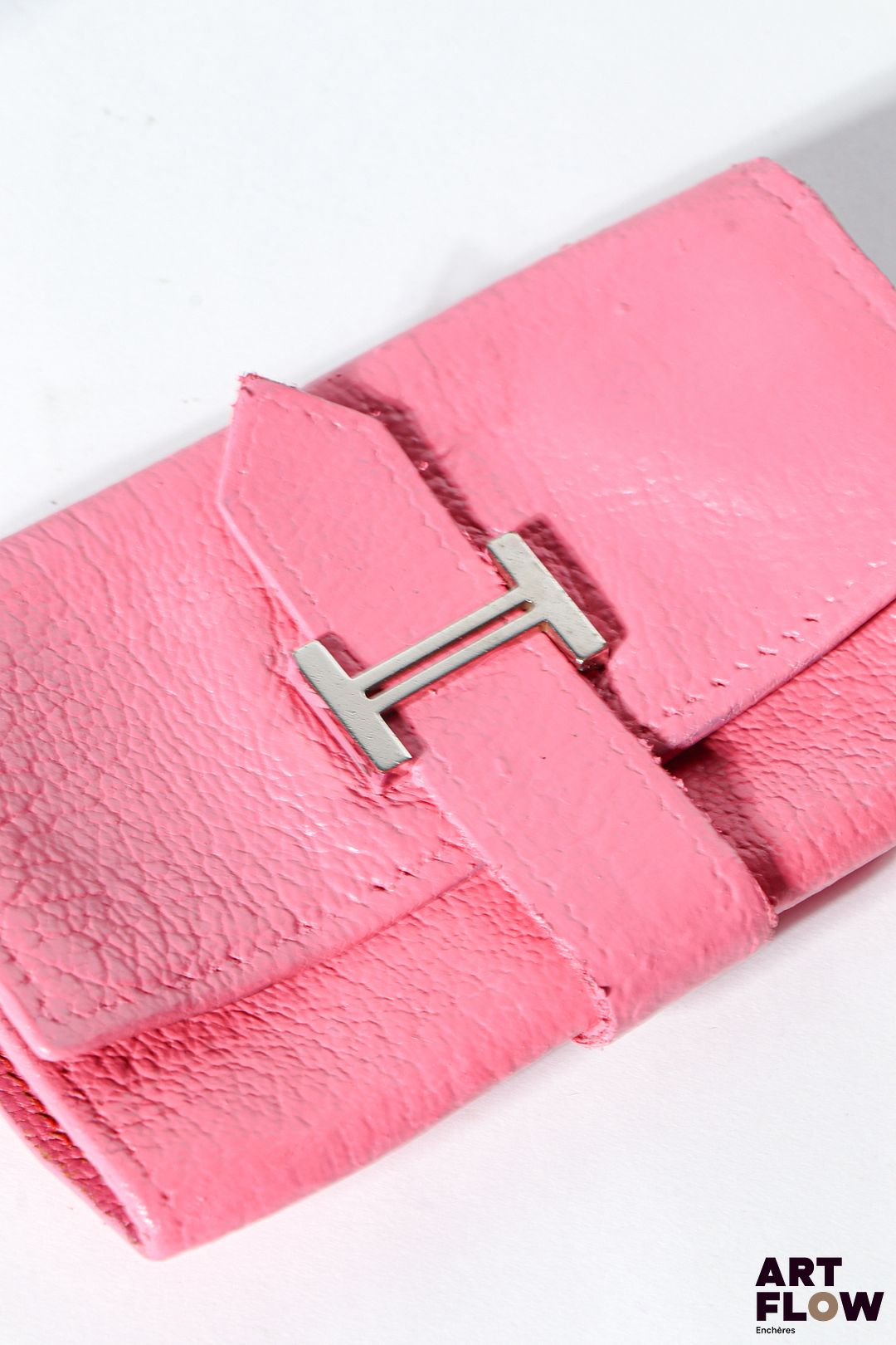 HERMES Porte clé en cuir rose Dimensions : 7 x 10 cm Cuir repeint