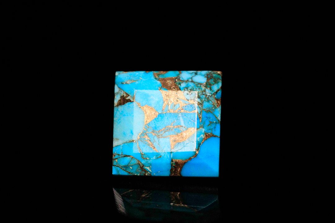 Turquoise «oyster» carrée à pans vifs. Traitée. 7.55 cts. 12.0mm x 12.0mm