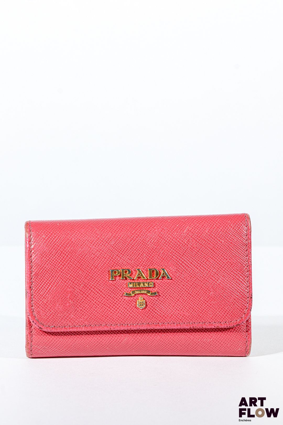 PRADA Porte clés en cuir saffiano rose, bijouterie en métal doré, fermeture à pression sous rabat. Dimensions : 6,5 x 10 cm Usures