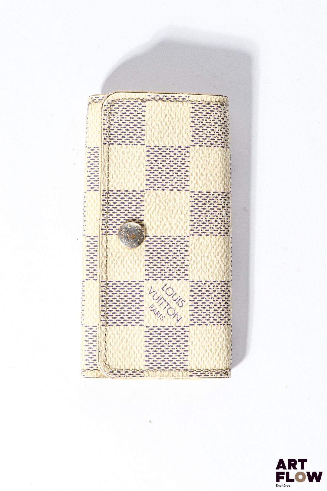 LOUIS VUITTON Porte clé en toile enduite damier dans les tons crème Dimensions : 6 x 10,5 cm Usures