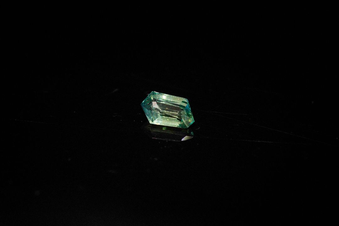 Saphir bleu vert fantaisie. Probablement Australie, VS, non chauffé. 0.54 ct. 6.5mm x 3.6mm