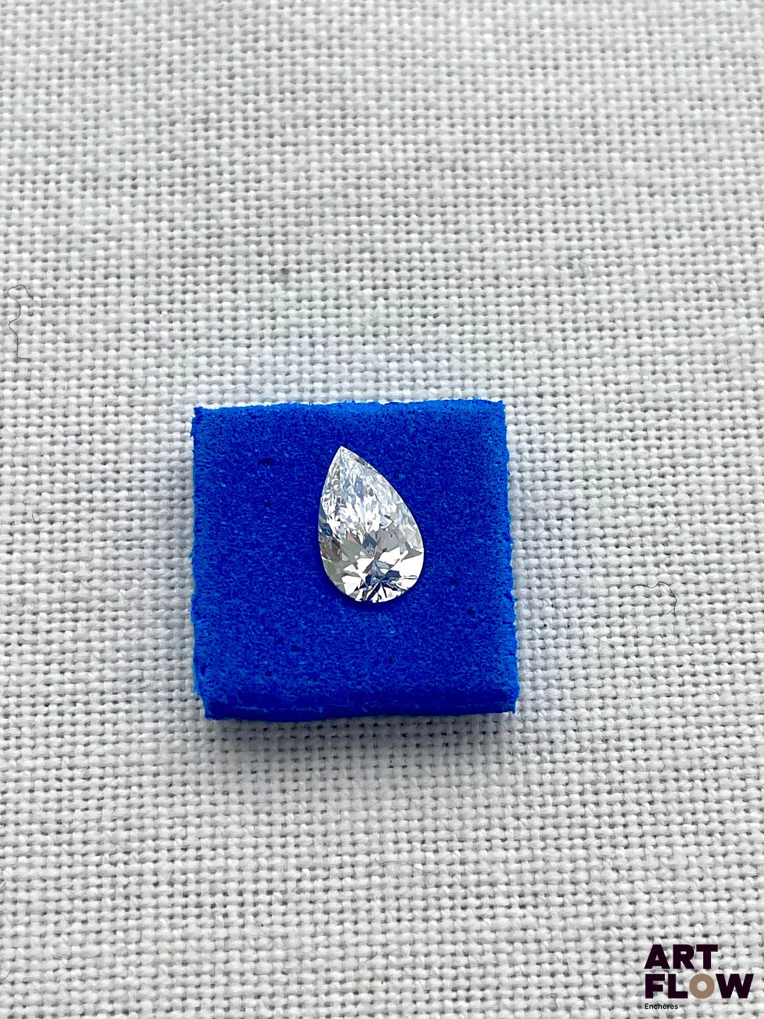 Diamant de synthèse (lab-grown diamond) de forme poire 1,01 carats, accompagné d'un certificat de laboratoire (IGI) indiquant : D, VS1