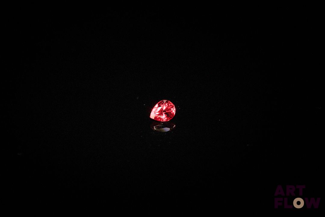 Rubis poire. Très belle couleur, VVS. 0.15 ct. 3.5mm x 2.7mm