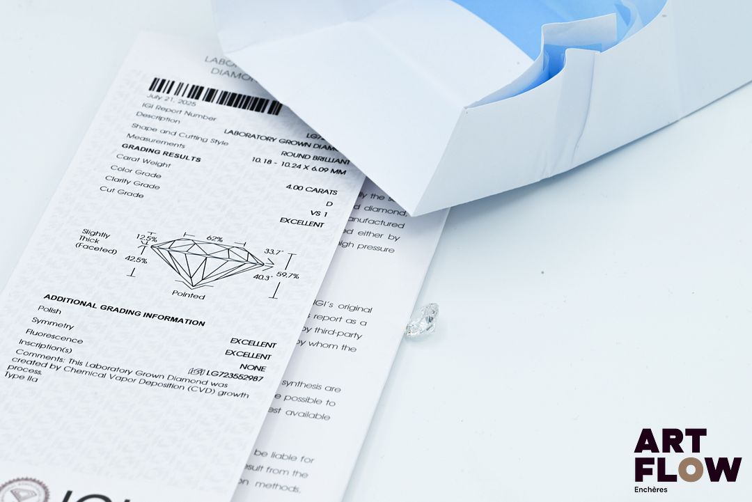 Diamant de synthèse taille ronde de 4,00 carats. Accompagné d'un certificat de laboratoire de l'IGI (international gemological Institute) précisant : Dimensions : 10.18 - 10.24 x 6.09 mm Couleur : D Pureté : VS 1 Qualité de la taille du diamant : Excellent Fluorescence : aucune