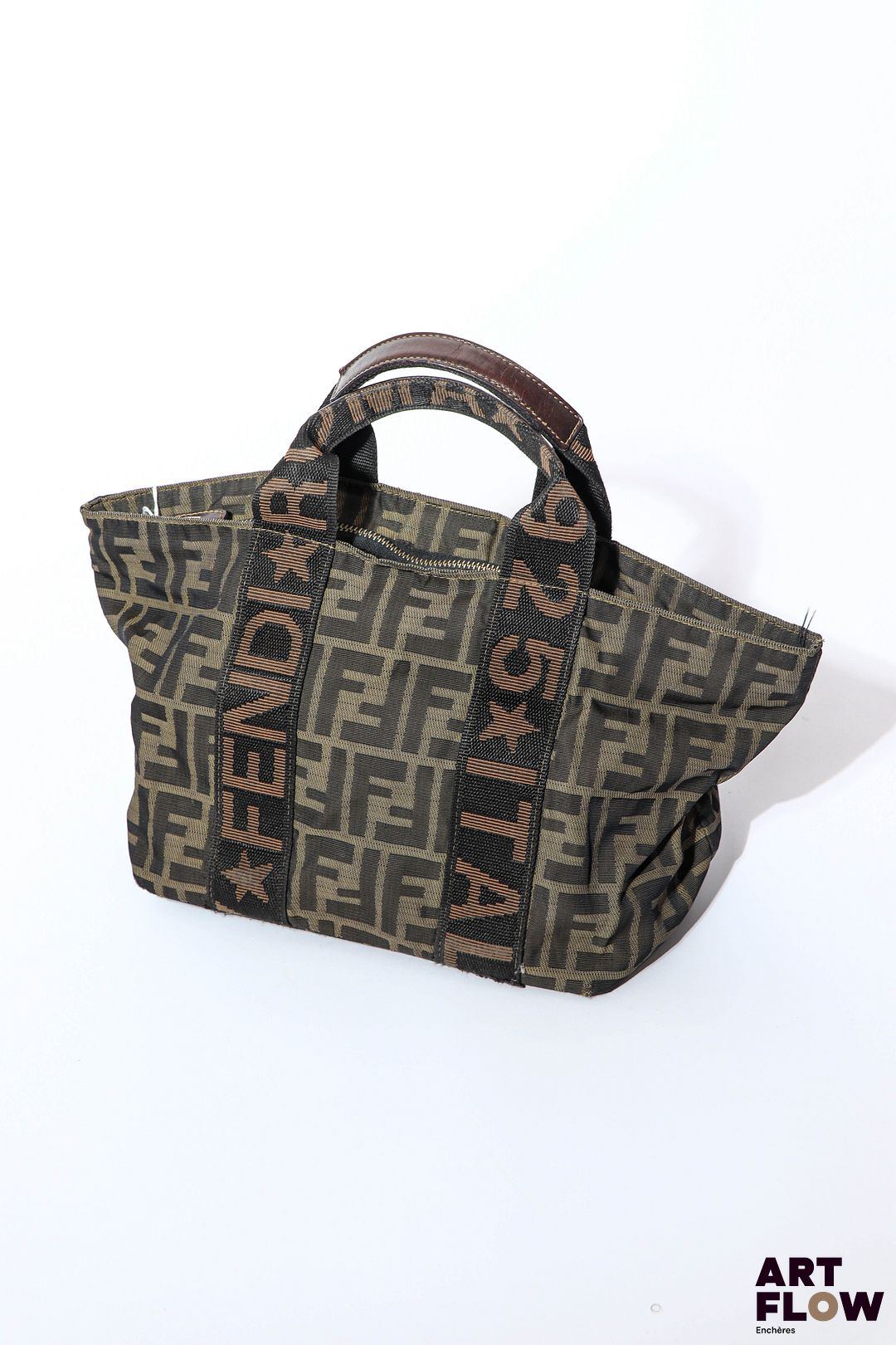 FENDI Petit sac cabas en toile monogrammée. Dim. : Larg. : 24 cm. Haut. 17,5 cm. Petites usures d'usage et petites tâches.