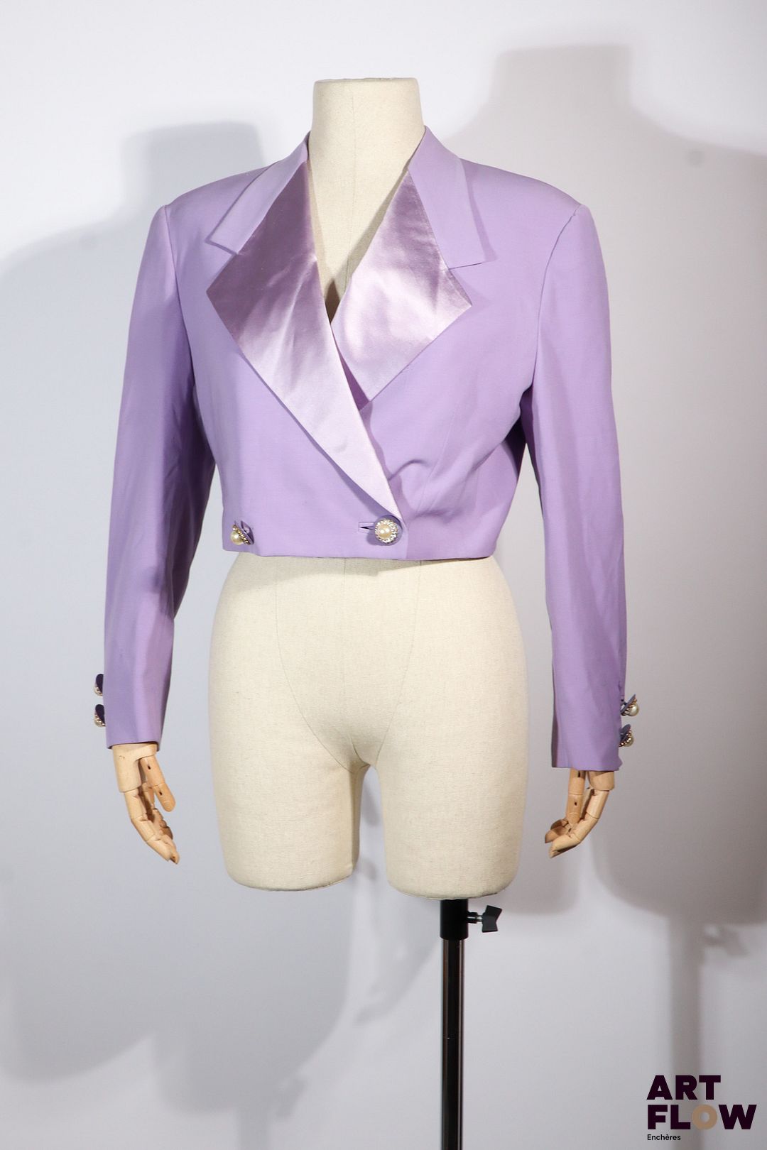 GIANNI VERSACE - Veste courte style blazer au revers large en satin brillant, couleur lilas pâle - fermeture croisée par deux boutons fantaisie - taille 44 - Bon état général malgré quelques très légers défauts