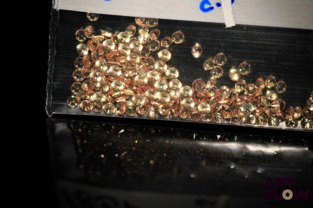 Cent quatre-vingt-cinq saphirs jaunes ronds. 3.02 cts. Diam. moy.: 1.4mm