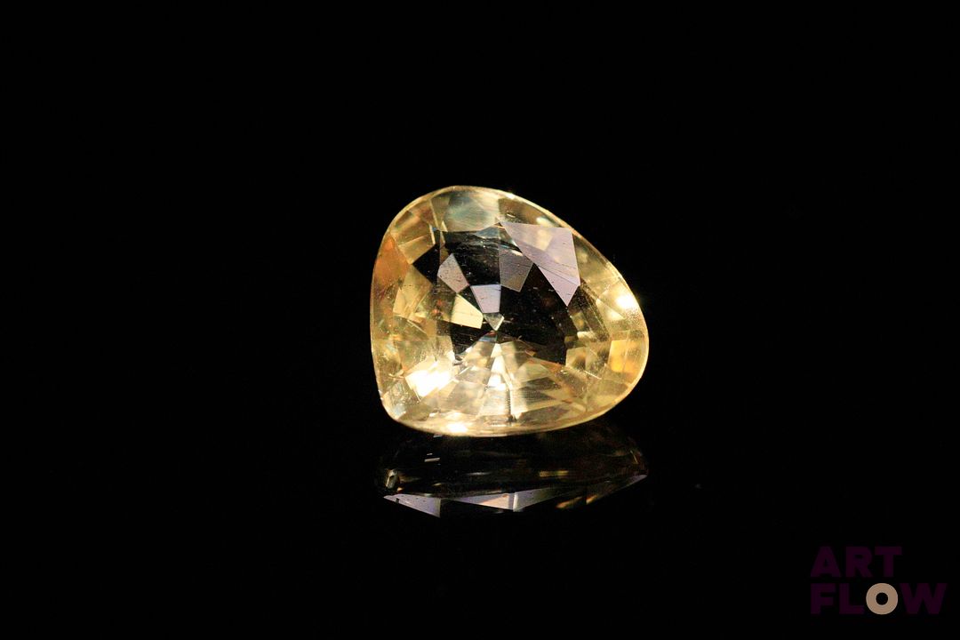 Scapolite jaune poire. Probablement Tanzanie. 4.87 cts. 12.7mm x 11.8mm