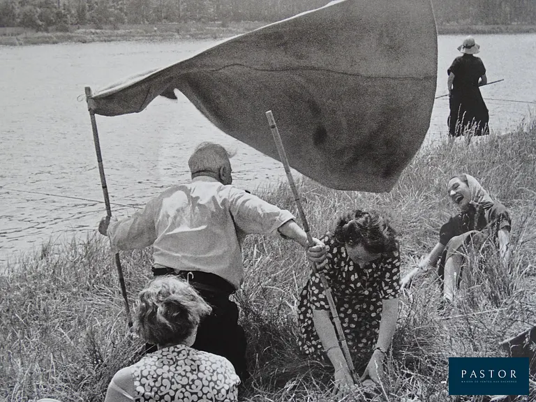 Henri Cartier-Bresson 
Rivière 

Photolithographie, imprimée en 1979 y compris le passe-partout 40x30cm image 26 x 17 cm Porte un tampon au dos : Henri Cartier-Bresson 1979 Photolithographie sur feuille unique réalisée pour le portfolio japonais de 1979


Expédition obligatoire, jusqu'à 5 Lithographies dans votre colis pour 14,76€ TTC en France Métropolitaine, et 29,64€ TTC pour l'Europe