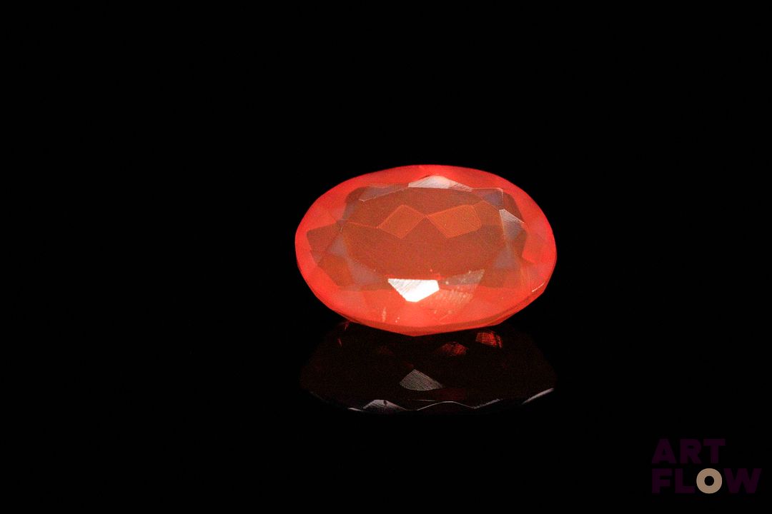 Opale de feu ovale. Belle couleur. 3.16 cts. 13.2mm x 9.6mm
