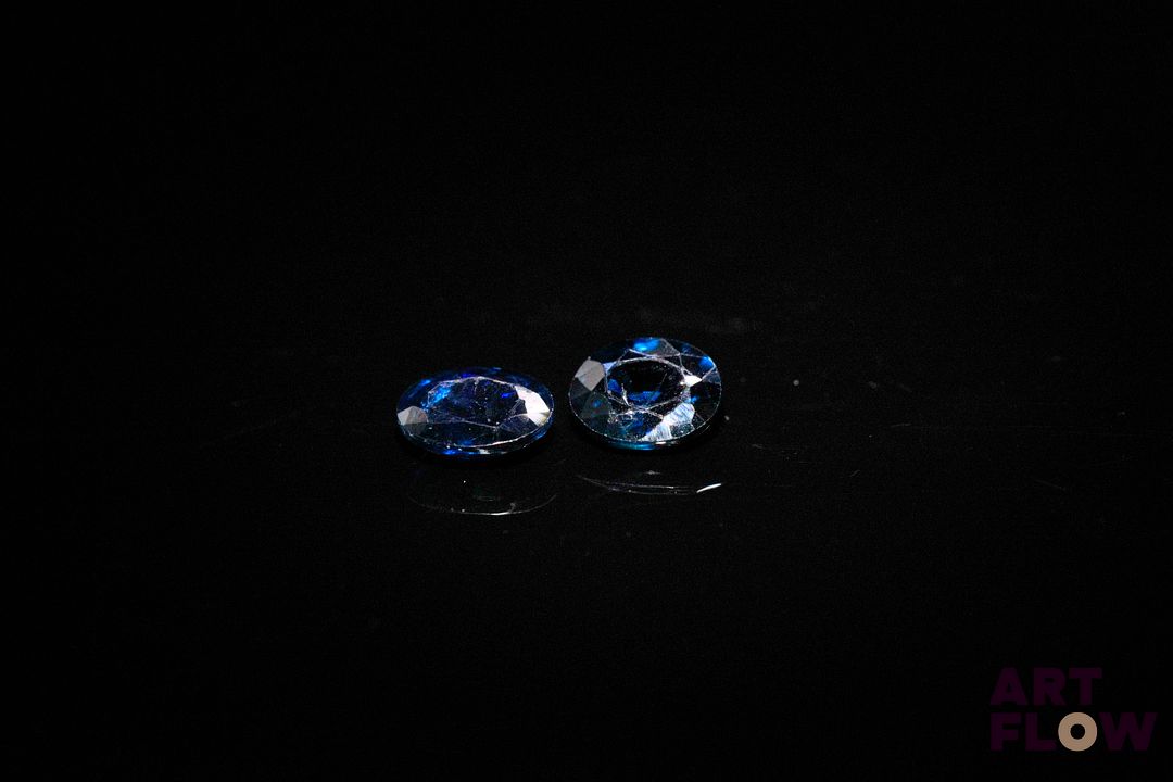 Appairage de saphirs ovales. Jolie couleur. 1.30 ct. Dims. moy.: 5.5mm x 4.5mm